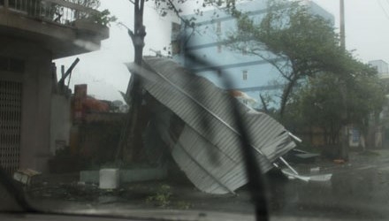 Tin nhanh bão số 2: TP Móng Cái mất điện toàn bộ, tôn bay lả tả