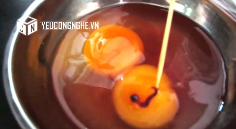 Sốc: Phát hiện sinh vật lạ ngoe nguẩy đuôi trong lòng đỏ trứng gà