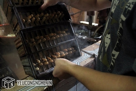 Sốc: Làm kem bẩn trên miệng cống nước thải