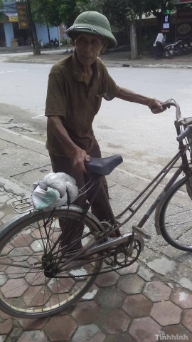 Cụ ông 84 tuổi đạp xe 220km để bảo hành điện thoại
