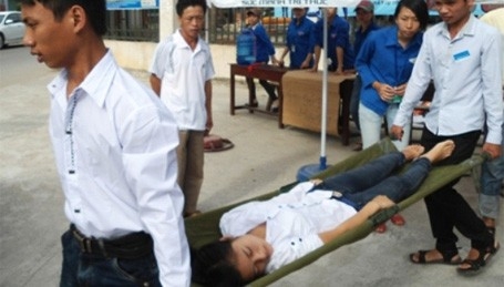 Thi ĐH đợt 1: Ngất khi đọc đề, chép công thức lên người