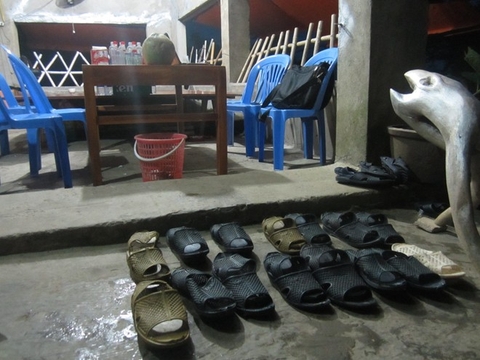 Cho thuê dép 5.000 đồng/đôi, kiếm tiền triệu mỗi ngày