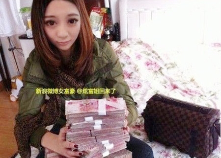 Cô gái xinh đẹp Trung Quốc khoe tiền trên internet để tuyển chồng