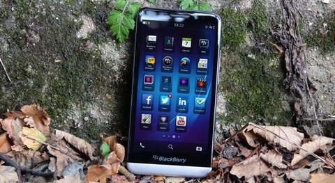 Trẻ 2 tuổi dùng BlackBerry 10 nhoay nhoáy