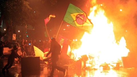 Toàn cảnh Brazil tê liệt vì bạo loạn sau trận thua thế kỷ