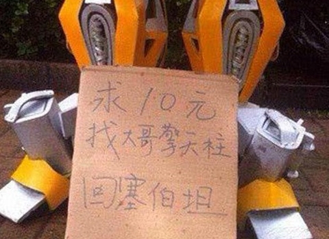 Người đàn ông hóa thân thành 'Transformer' để ăn xin