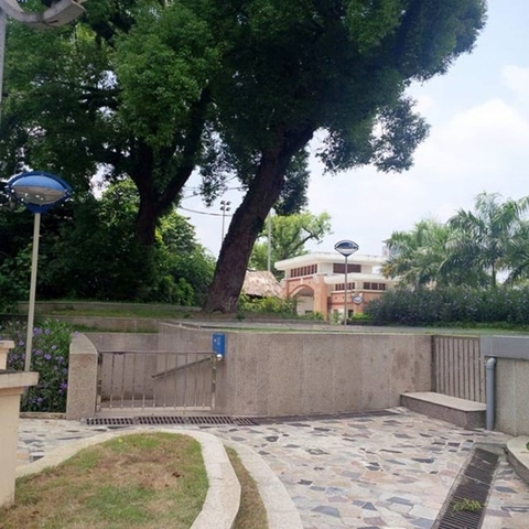 Bên trong nhà vệ sinh 10 tỷ nửa chìm nửa nổi