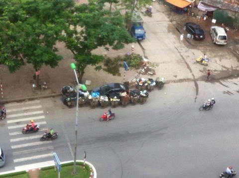 Hà Nội: Vì đỗ bừa ô tô sai vị trí , xế hộp bị quây bởi cả chục xe rác