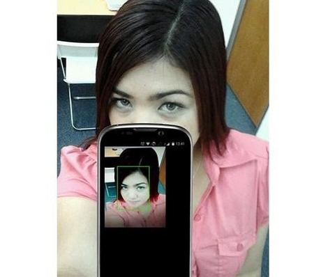 Cách chụp ảnh tự sướng bằng camera sau
