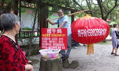 Thanh niên mang 1 triệu nhân dân tệ ra tuyển “mẹ nuôi”