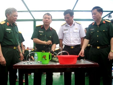 Quân đội VN chế tạo thành công thiết bị lọc nước biển dùng tay