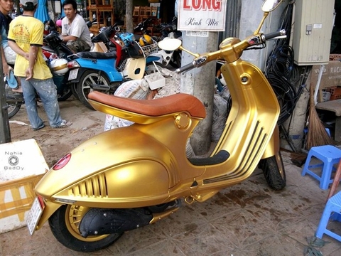 Vespa 946 mạ vàng biển Hà Nội tái xuất ở Cần Thơ