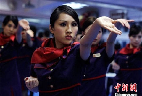 Sự thật sau vẻ hào nhoáng của các tiếp viên hàng không