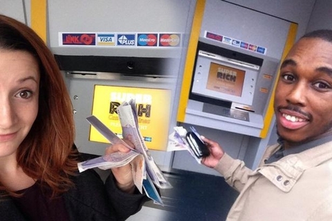 Máy ATM tặng tiền cho người qua đường
