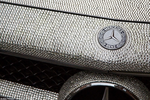 Nữ sinh "chịu chơi" nạm đá quý toàn bộ xế hộp Mercedes-Benz
