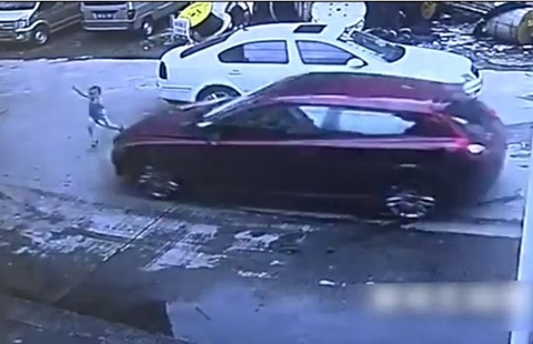 Bị ô tô cán, bé 3 tuổi sống sót kỳ diệu