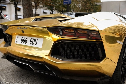 Đại gia mang Lamborghini Aventador mạ vàng 127 tỷ đồng dạo phố