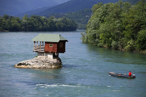 Độc đáo ngôi nhà nằm giữa dòng sông ở Serbia