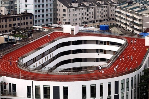 Sân điền kinh được xây ngay trên nóc trường tiểu học