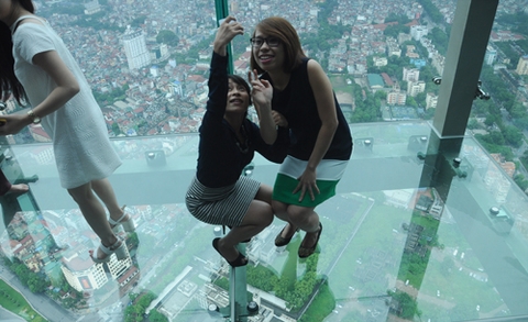 Cận cảnh khu Sky walk “khủng” nhất Châu Á tại tòa tháp cao thứ 2 Việt Nam