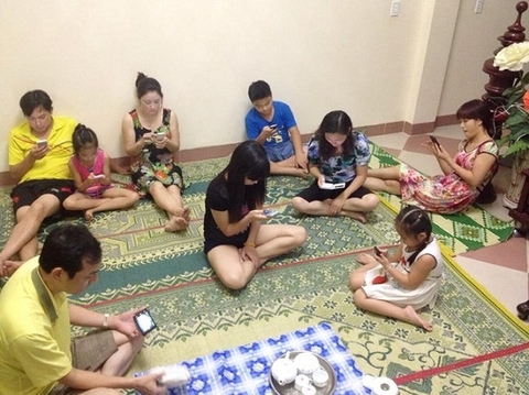 Suy ngẫm với bức ảnh họp gia đình 'thời smartphone'