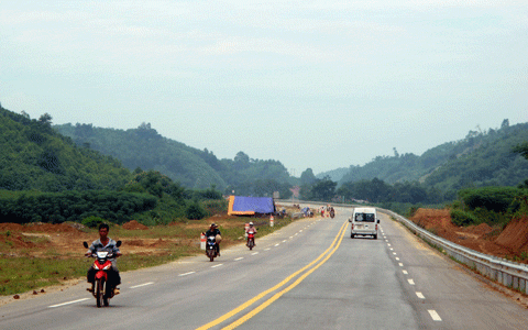Cao tốc dài nhất Việt Nam: Chạy 245 km, xe con mất 300 ngàn đồng tiền phí