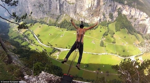 Đứng tim: Chàng trai người Nga xuyên móc sắt vào lưng để nhảy dù