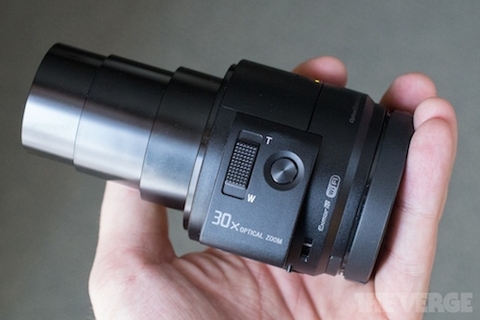 Máy ảnh mirrorless kiêm ống kính dáng độc đáo của Sony