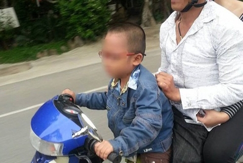 Cậu bé 5 tuổi điều khiển xe máy chở 2 người lớn gây sốc