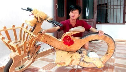 Ngạc nhiên với xe đạp điện không săm từ ván ép, đồ cũ