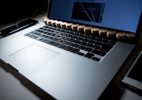 Cách tản nhiệt cho MacBook bằng… xu