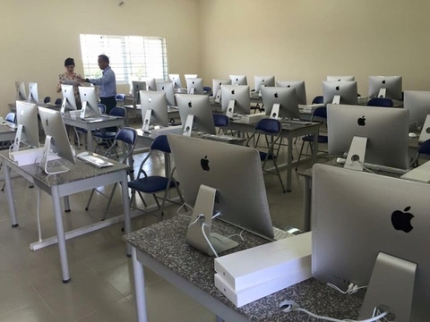 Sinh viên ghen tị với dàn iMac mới cóng của thần dân Bách Khoa TPHCM