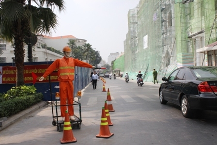 Robot chỉ dẫn giao thông gây bất ngờ ở TP HCM