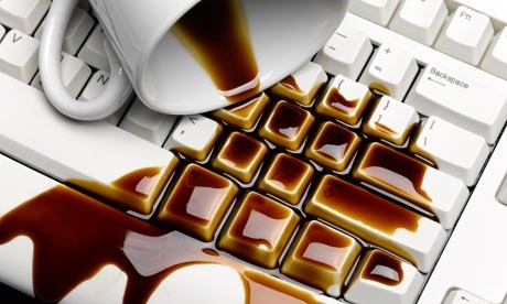 Làm gì khi bàn phím máy Mac bị dính cafe?