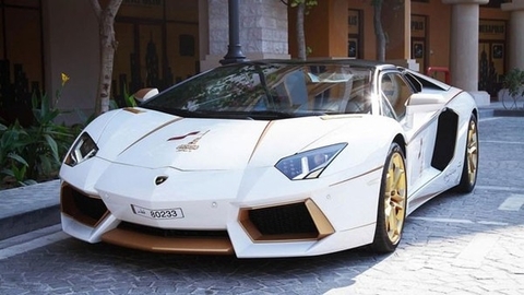 Lóa mắt với Lamborghini Aventador Roadster độ bằng vàng thật