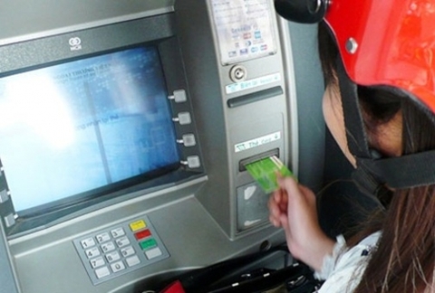 Cảnh báo chiêu ‘hơi thở của quỷ’ nhằm vào người rút tiền ở cây ATM