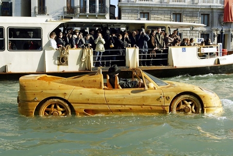 'Siêu xe' bơi trên kênh ở Venice