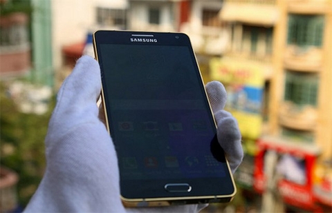 Galaxy A5 mạ vàng ở Việt Nam lên báo tây