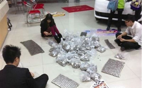 Trung Quốc: Mang nửa tấn tiền xu đi mua xe tải