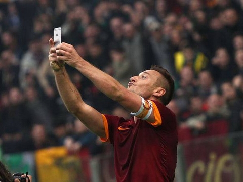 "Tự sướng" bằng iPhone, Totti bị điều tra quảng cáo trá hình