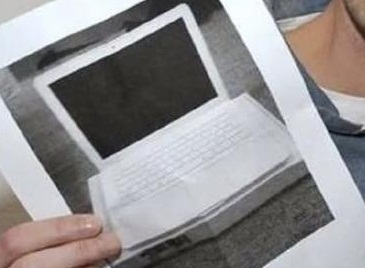 Mua Macbook nhận được bức ảnh đen trắng