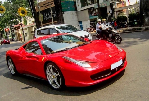 Ferrari 15 tỷ xuất hiện ở Sài Gòn