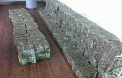 Trung Quốc: 'Đại gia' vác 1 tạ tiền lẻ mua xe hơi