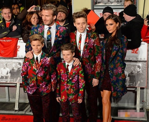 Harper Seven mặc "chăn con công" dạo phố cùng Beckham
