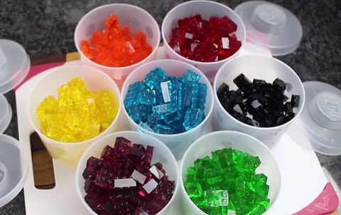 Giải trí với ý tưởng kẹo dẻo LEGO vừa ăn, vừa xếp hình
