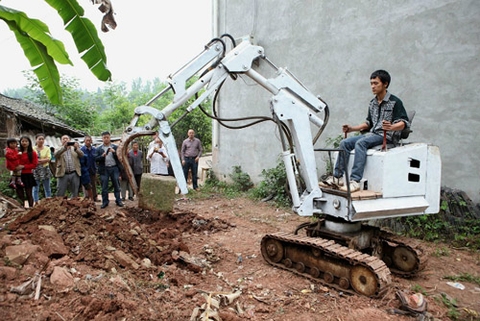 Nông dân Trung Quốc chế máy xúc trong ba ngày