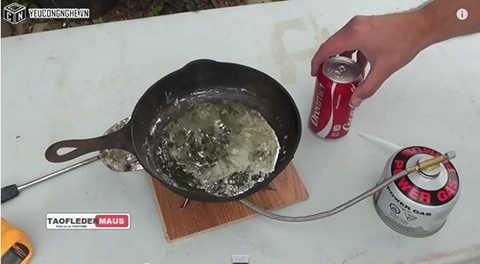 Chuyện gì xảy ra khi đổ Coca – Cola vào chì đun chảy