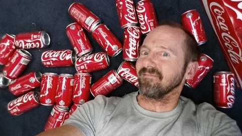 Người đàn ông thử nghiệm uống 10 lon Cocacola/ngày để cảnh báo dư luận