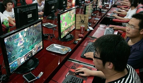 Nam thanh niên chơi game liên tục tới mức liệt cả 2 chân