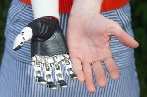 Tay robot cử động uyển chuyển như tay người thật